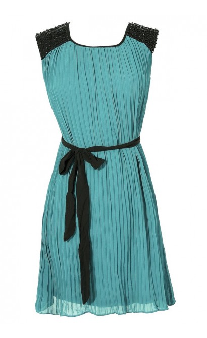 Roaring 20s Embellished Shoulder Pleated Chiffon Dress in Emerald